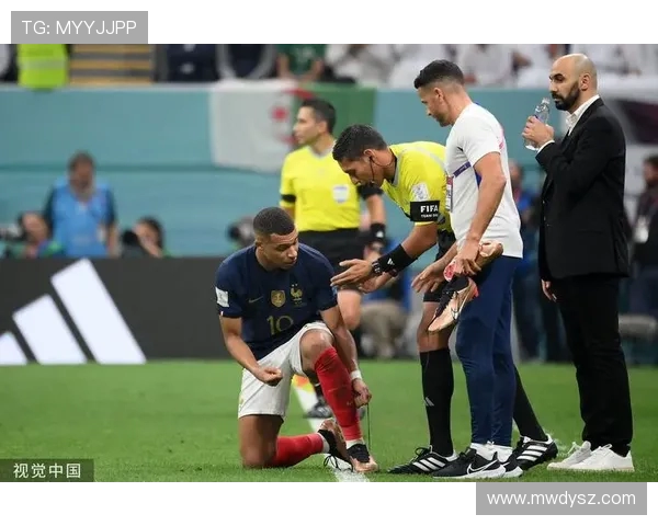 姆巴佩场边怒斥裁判四官要求专注比赛不应分心他人