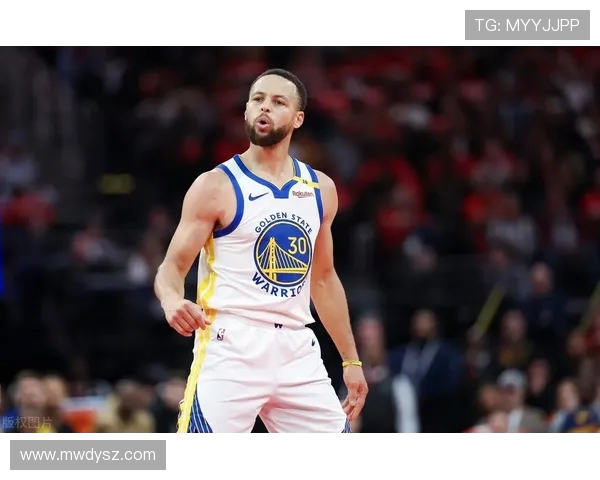 库里半场20分5记三分创纪录领先利拉德克莱紧随其后争夺第二位