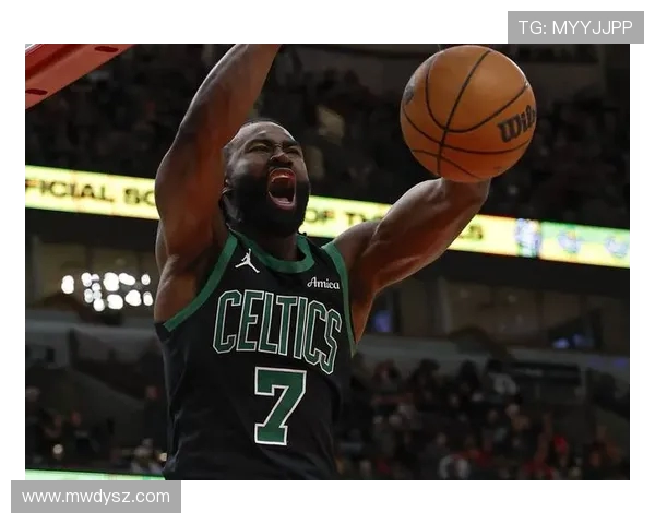 杰伦布朗半场表现全面9分9板6助助力球队攻防两端